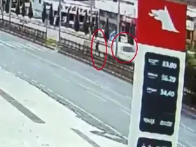 Diyarbakır’da yaya geçidinden geçmeye çalışan şahsın ölümden döndüğü anlar kamerada
