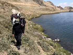 Doğaseverlerden 3 bin 500 rakımlı Sat Gölleri’ne yolculuk
