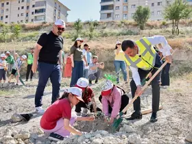 Doğayla buluşan çocuklar zeytin fidanlarıyla yeşile katkı yaptı
