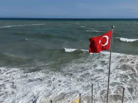 Doğu Akdeniz’de kuvvetli rüzgar: Dalgalar kıyıları dövüyor
