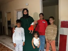 Dolandırılıp sokakta kalan 5 çocuklu aile, İçişleri Bakanı’nın talimatıyla eve yerleştirildi
