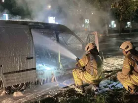 Dolmabahçe Sarayı’nın önünde hafif ticari araç alevlere teslim oldu

