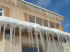 Dondurucu soğuk çatılarda buz sarkıtlarına dönüştü
