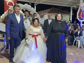 Down sendromlu genç kızın temsili düğününde duygu dolu anlar yaşandı
