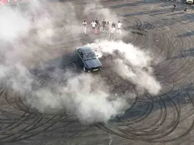 Drift atmak için pisti değil ara sokakları tercih etti
