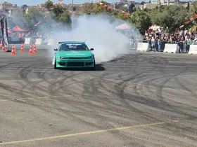 Drift şov: Asfalt eridi, lastikler yandı
