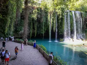 Düden Şelalesi sıcak Antalya günlerinde ziyaretçilerine serin mola mekanı oldu
