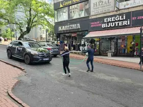 Düğün konvoyunu zincirli sürpriz durdurdu
