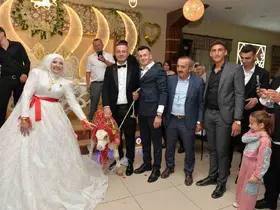 Düğünde gelin ve damada ilginç takı: Buzağı hediye ettiler
