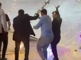 Düğünde oynayanların üzerine tente devrildi, eğlence kısa aranın ardından devam etti
