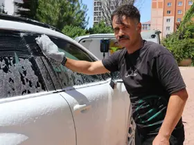 Dükkanını yanında taşıyor, kapı kapı gezerek araba yıkıyor
