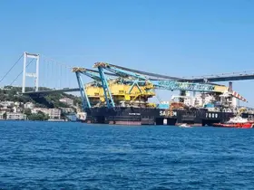 Dünyanın en büyük 3’üncü vinç gemisi ’Saipem 7000’ İstanbul Boğazı’ndan geçti
