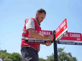 Durak ve sokak tabelası talepleri yerine getirildi
