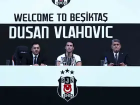 Dusan Vlahovic, yaklaşık 20 bin taraftarın önünde imzayı attı
