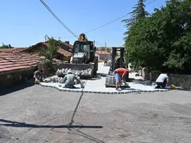 Dutluca Mahallesi’nde kilit taş yol çalışması devam ediyor
