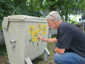 Düzce’de gönüllü sanatçının fırçası köye estetik kattı
