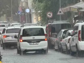 Düzce’de sağanak yağış 5 dakikada sokakları göle çevirdi
