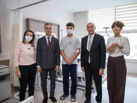 EBYÜ Rektörü Kuyrukluyıldız’dan tedavi gören öğrencilere ziyaret
