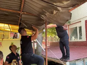 Edirne’de çatıya çıkan şahıs ekiplerin müdahalesiyle kurtarıldı
