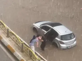 Edirne’de yollar göle döndü: Araçlar mahsur kaldı
