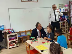 Efeler İlçe Milli Eğitim Müdürü Çomruk, öğrencilerin oyununa ortak oldu
