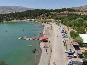 Ege ve Akdeniz sahillerini aratmayan görüntüler: Doğu’nun saklı denizi tatilcilerin akınına uğradı
