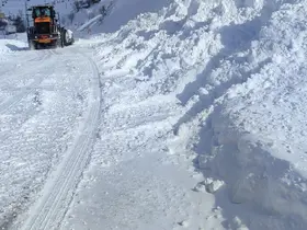 Eğribel Tüneli girişinde çığ nedeniyle kapanan yol ulaşıma açıldı

