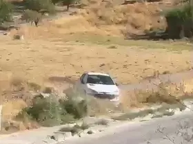 El freni çekilmeyen otomobil şarampole yuvarlandı
