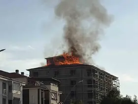 Elazığ’da çatı yangını paniğe neden oldu
