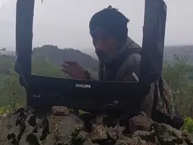 Elazığ’da çoban, kırık televizyonla hava durumu sunup doluya karşı uyardı

