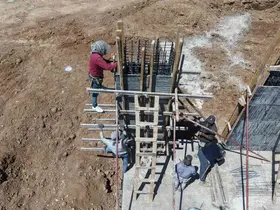 Elazığ’da inşaat işçilerinin sıcak havalarda ekmek mücadelesi
