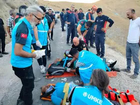 Elazığ’da minibüs uçuruma yuvarlandı: 5’i ağır 13 yaralı
