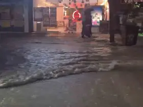Elazığ’da sağanak yağışta caddeler dereye döndü
