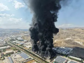 Elazığ’da yanan yalıtım fabrikası havadan görüntülendi