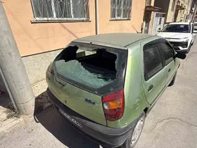 Elektrik direğinden düşen izolatör parçası park halindeki aracının camını kırdı
