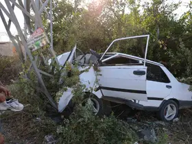Elektrik direğine çarpan Tofaş hurdaya döndü, sürücü ağır yaralandı

