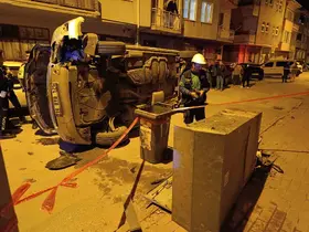 Elektrik panosuna çarpan minibüs devrildi, sürücü olay yerinden kaçtı

