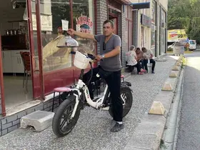 Elektrikli bisiklet ile servis yapan çaycı hem vakitten hem de maliyetten tasarruf ediyor
