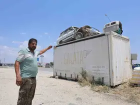 ’Emanet bizde namustur’ diyen esnaf, arkadaşının Toros’unu hırsızlardan koruyabilmek için forkliftle konteynerin üzerine koydu
