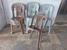 Emanet edilen sandalye ve masalara zarar verdiler
