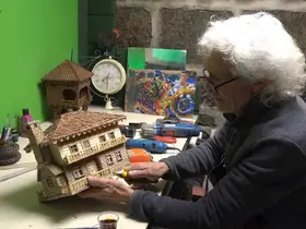Emekli olduktan sonra yaptığı ahşap maket evler beğeni topluyor
