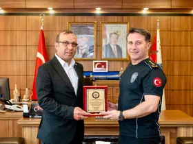Emekliye ayrılan polis memuruna veda plaketi
