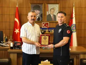 Emekliye ayrılan polis memuruna veda plaketi
