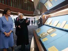 Emine Erdoğan, Almanya Başbakanı Merz’in eşiyle Millet Kütüphanesi’ni ziyaret etti
