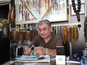 Engelini tespih yaparak unutuyor

