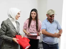 Engelli kardeşlerine ömrünü adayan Çilem’e ev tapusu teslim edildi
