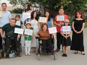 Engellilerden ’engelsizlere’ çevre dersi: Parkları köşe bucak temizlediler
