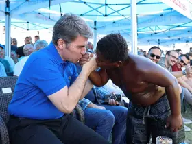 Er meydanında kardeşlik fotoğrafı: Amasya Valisi ile ‘Arap Osman’ el ele
