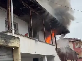 Erbaa’da iki katlı evde çıkan yangında ev kullanılamaz hale geldi
