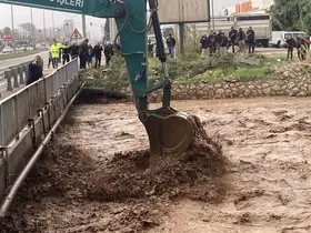 Erdemli’de şiddetli yağış sele neden oldu
